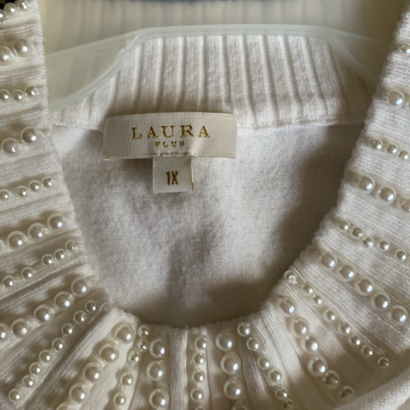 Sleeveless knit turtleneck type sweater with pearls around the neck - Picture 4 of 4